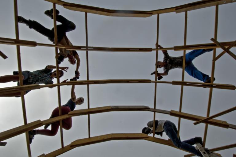 15 Die Teilnehmenden auf der Holzkonstruktion der Strohbrücke. | Foto: Hendrik Silbermann (ARTWORKs)