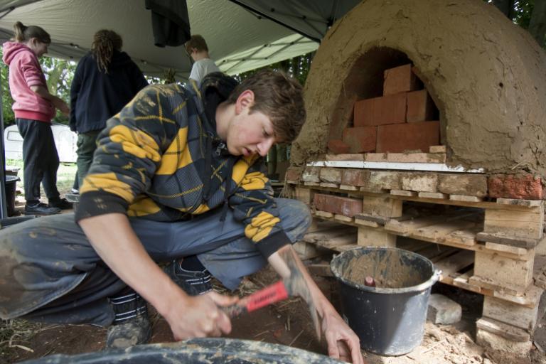17 Bau eines Lehmbackofens. | Foto: Hendrik Silbermann (ARTWORKs)
