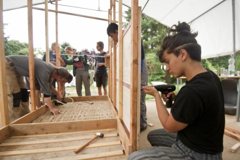 21 Arbeiten mit Holz beim Upcycling. | Foto: Hendrik Silbermann (ARTWORKs)