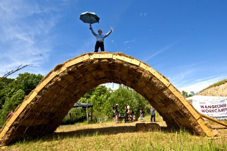 Eine Frau läuft über die Strohbrücke in Alt Tellin. | Foto: Hendrik Silbermann (ARTWORKs)