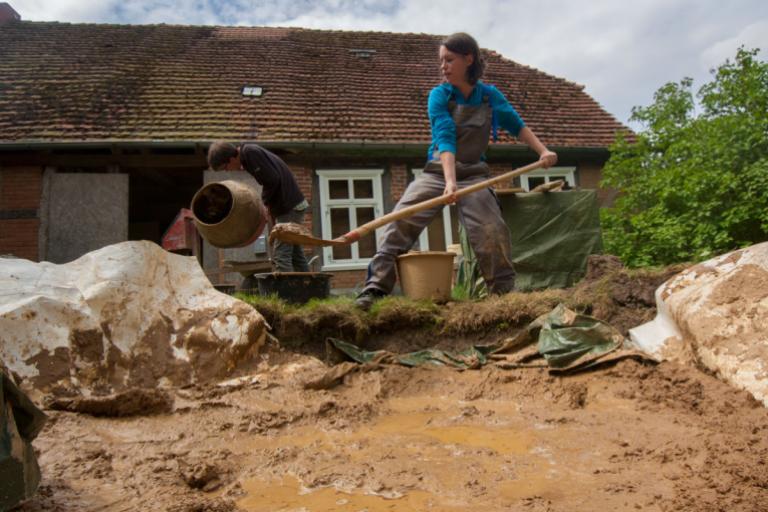 Eine Workcamp Teilnehmerin bei der Restaurierung