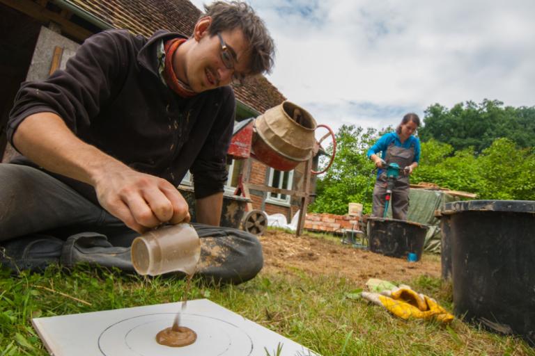 Workcamp-Teilnehmende bei der Restaurierung.