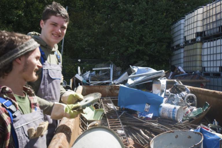 Junge Männer auf der Suche nach Baumaterial für das Workcamp Upcycling