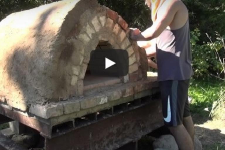 Screenshot des Videos zum Workcamp "Erde, Feuer & Brot - Baustelle Lehmbackofen"