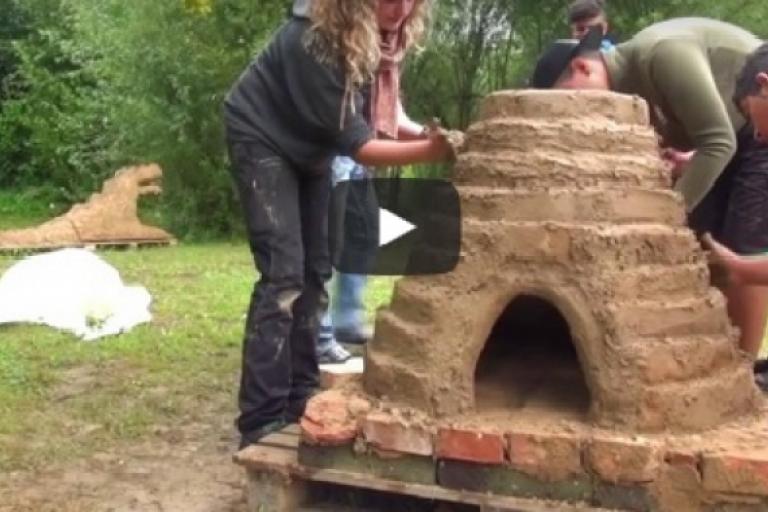 Screenshot des Videos zum Workcamp "Erde, Feuer & Brot - Baustelle Lehmbackofen"