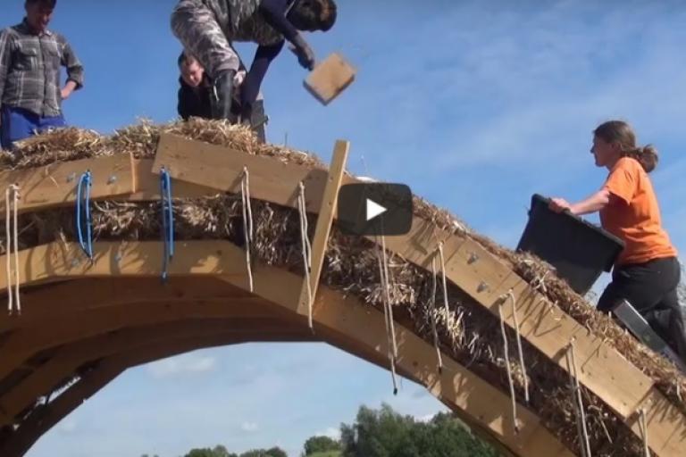 Screenshot des Videos zum Workcamp "Die Strohbrücke - Architektur aus dem Kornfeld"