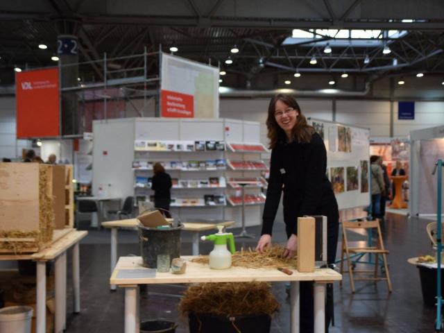 Evelyn Boht beim Aufbau| Foto: Eva Greischel Mitarbeiterin beim Aufbau