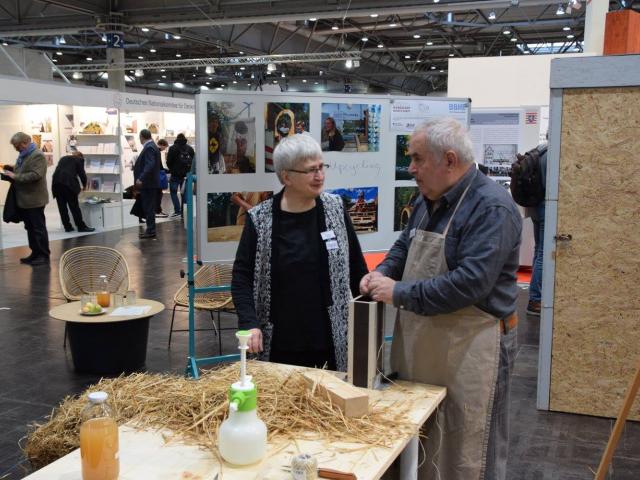 Pressung der kleinen Strohballen für den Modell Bau |Foto: Evelyn Boht Pressung der kleinen Strohballen für den Modell Bau |Foto: Evelyn Boht