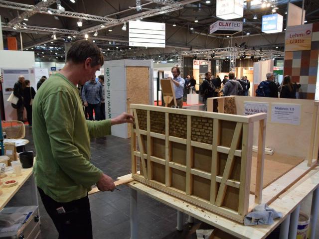 Michael Weser beim Aufbau Mitarbeiter beim Aufbau