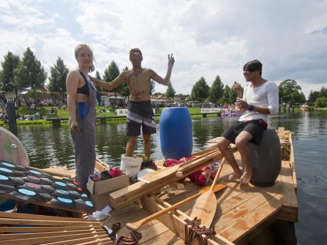 Heitere Stimmung auf dem Boot. | Foto: Hendrik Silbermann (ARTWORKs) Die Teilnehmenden lachen auf dem Holzboot. | Foto: Hendrik Silbermann (ARTWORKs)