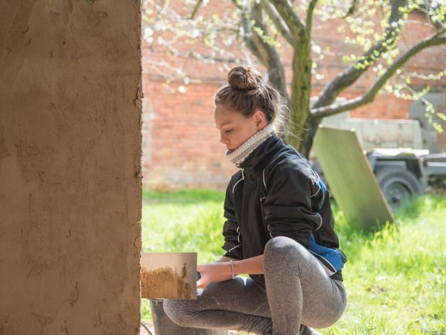 Verputzen mit Lehm - konzentriert und detailgenau Junge Frauen verputzen mit Lehm beim Girls'Day 2018