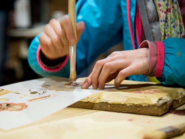 Schablonieren auf Musterplatten Junge Frauen im Handwerk und Lehmbau beim Girls'Day 2018