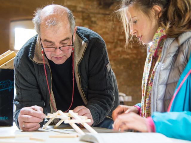 Die Leonardo da Vinci-Brücke hilft uns Statik zu verstehen Junge Frauen im Handwerk - Statik beim Girls'Day 2018