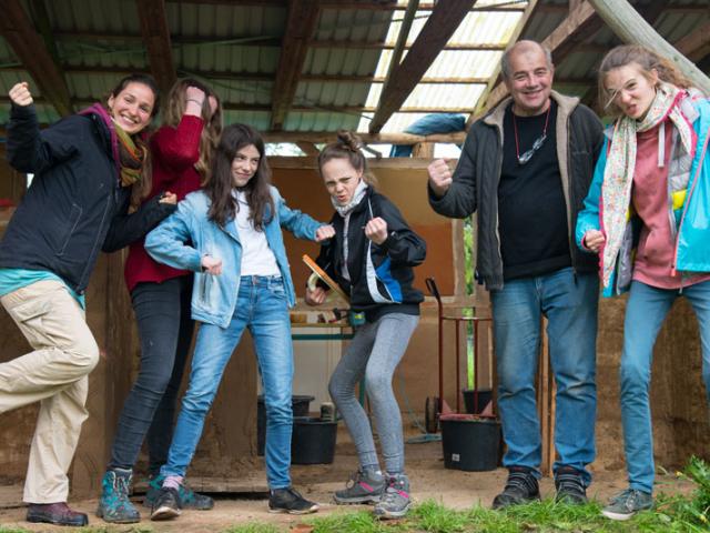 Mit Freude am Handwerk beim Girls'Day 2018 Junge Frauen im Handwerk und Lehmbau beim Girls'Day 2018