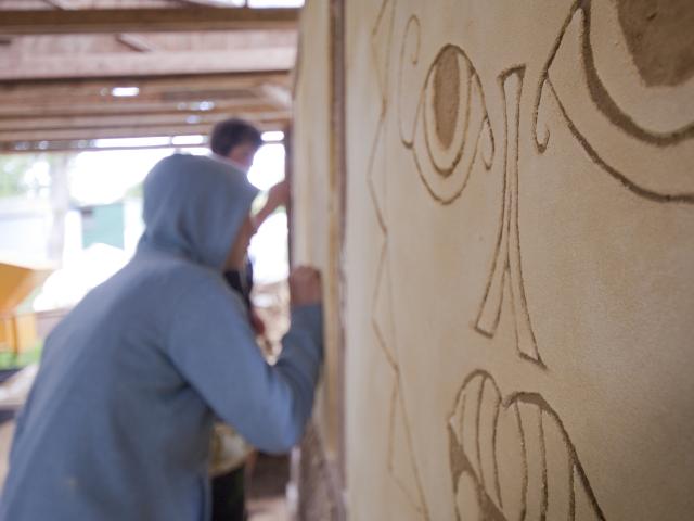 Feine Muster werden auf die Wand getragen. | Foto: Hendrik Silbermann (ARTWORKs) Feine Muster werden auf die Wand getragen. | Foto: Hendrik Silbermann (ARTWORKs)