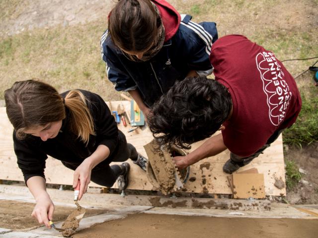 Auftragen, abziehen, glätten - Teamwork im Verputzen mit Lehm | Foto: Hendrik Silbermann (ARTWORKs) Teilnehmende verputzen die Fassade mit Lehm