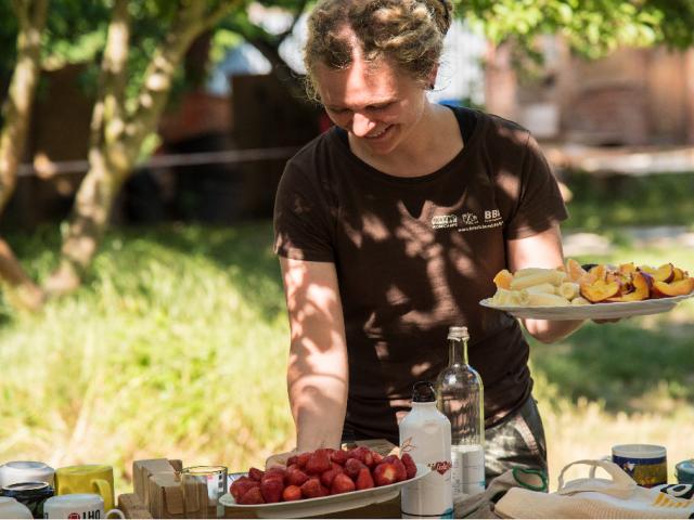 Obstpause im Workcamp Solardusche | Foto: Hendrik Silbermann (ARTWORKs) In der Pause wird Obst gespeist