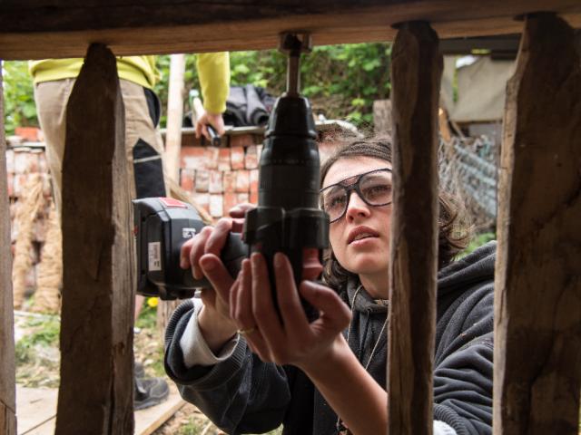 Der Forstnerbohrer kommt für die Staken zum Einsatz | Foto: Hendrik Silbermann (ARTWORKs) Die Arretierungpunkte für die Staken werden von einer Teilnehmerin in das Gefach gebohrt