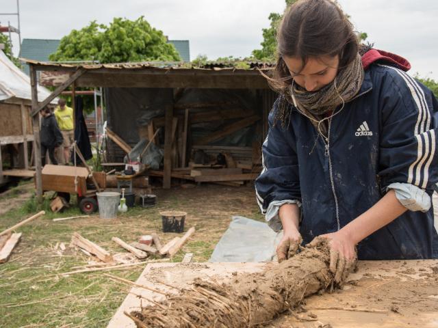 Mit Geschick stellt die Teilnehmerin verschiedene Lehmwickel her | Foto: Hendrik Silbermann (ARTWORKs) Lehmwickel herstellen
