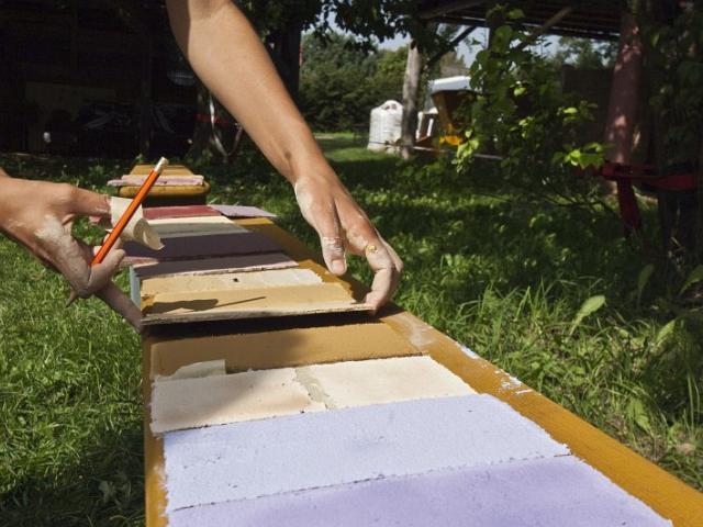 Gestaltete Platten mit Lehmfarben. | Foto: Hendrik Silbermann (ARTWORKs) Gestaltete Platten mit Lehmfarben liegen auf dem Tisch. | Foto: Hendrik Silbermann (ARTWORKs)