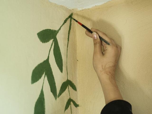 Ein Wandtattoo im Bauwagen. | Foto: Hendrik Silbermann (ARTWORKs) Tattoo im Blattmuster auf einer Wand. | Foto: Hendrik Silbermann (ARTWORKs)