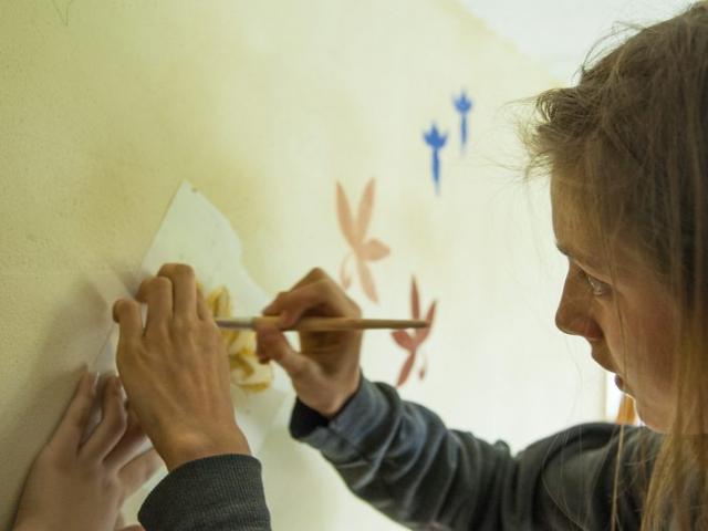 Farbige Gestaltung | Foto: Hendrik Silbermann (ARTWORKs) Farbige Gestaltung einer Wand mit Blattmotiven im Bauwagen. | Foto: Hendrik Silbermann (ARTWORKs)