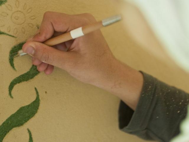 Der Kreativität sind keine Grenzen gesetzt. | Foto: Hendrik Silbermann (ARTWORKs) Farbige Gestaltung einer Wand mit Blattmotiven im Bauwagen. | Foto: Hendrik Silbermann (ARTWORKs)