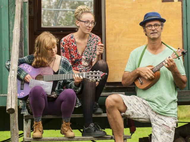 Gemeinsames Singen bei der Abschlusspräsentation. | Foto: Hendrik Silbermann (ARTWORKs) Gemeinsames Singen bei der Abschlusspräsentation mit den Teilnehmenden und dem Sozialpädagogen. | Foto: Hendrik Silbermann (ARTWORKs)