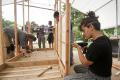 21 Arbeiten mit Holz beim Upcycling. | Foto: Hendrik Silbermann (ARTWORKs)