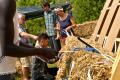 Beim Bau der Strohbrücke werden die Strohballen zweier Lagen mit Packgurten verdichtet. | Foto: Hendrik Silbermann (ARTWORKs)