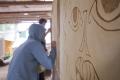 Feine Muster werden auf die Wand getragen. | Foto: Hendrik Silbermann (ARTWORKs)