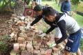 Workcamp-Teilnehmende bauen einen Lehmbackofen.