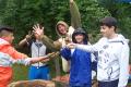 Workcamp-Teilnehmende bauen einen Lehmbackofen.
