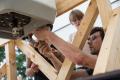 Wasserspeicher am Gestell der Solardusche angebaut