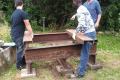 Workcamp-Teilnehmende bauen einen Lehmbackofen.