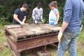 Workcamp-Teilnehmende bauen einen Lehmbackofen.