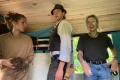 Beim Ausbau im Wagen sitzt jeder Handgriff. Meistens. Tiny House selber bauen? Mit Holz, Hanf & alten Materialien – nachhaltig, kreativ & gemeinsam. Mach mit im Wangeliner Workcamp 2025! 👉 Für alle von 16 bis 26 Jahren