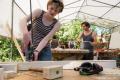 Handwerk als Zimmerin beim Bau des Gestells der Solardusche