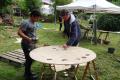 Ein Workcamp-Teilnehmender baut aus gebrauchten Materialien.