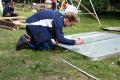 Ein Workcamp-Teilnehmender baut aus gebrauchten Materialien.