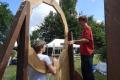 Workcamp-Teilnehmende beim Upcycling.