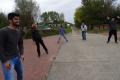 Workcamp-Teilnehmende spielen im Freien