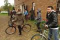 Workcamp-Teilnehmende auf Fahrrädern