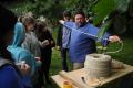 Workcamp-Teilnehmende beim Upcycling.
