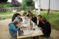 Workcamp-Teilnehmende beim Upcycling.