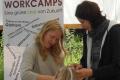 Workcamp-Teilnehmende beim Upcycling.