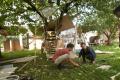 Jugendliche experimentieren mit Upcycling-Materialien. | Foto: Hendrik Silbermann (ARTWORKs)