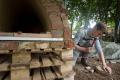 Der Backofen wird gemauert. | Foto: Hendrik Silbermann (ARTWORKs)