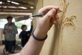Feine Muster werden auf die Wand getragen. | Foto: Hendrik Silbermann (ARTWORKs)