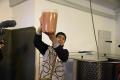 Ein junger Mann zeigt in einem Becher frischen Saft. | Foto: Wangeliner Workcamps
